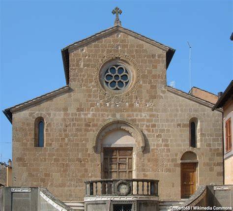 Facciata romanica chiesa Aritzo rosone campanile