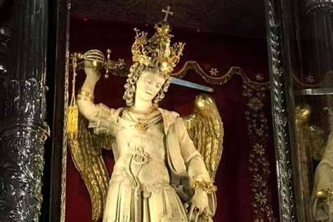 Dettagli spada metallo statua San Michele