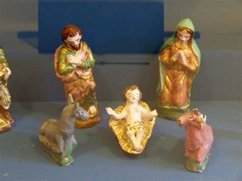 statuine del Bambino Gesù in chiesa