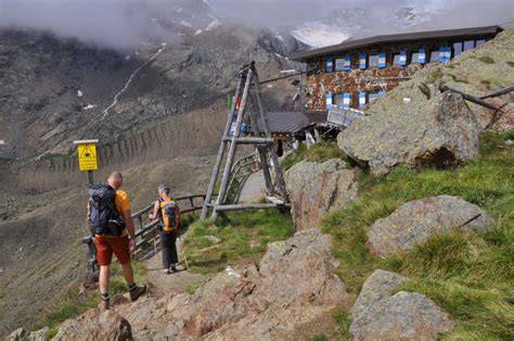Escursionisti verso il rifugio Sonnino