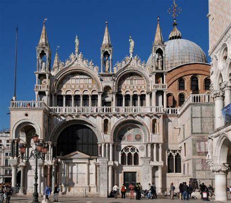Facciata nord Basilica San Marco grifoni