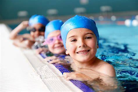 Lezione di nuoto bambini in piscina scolastica