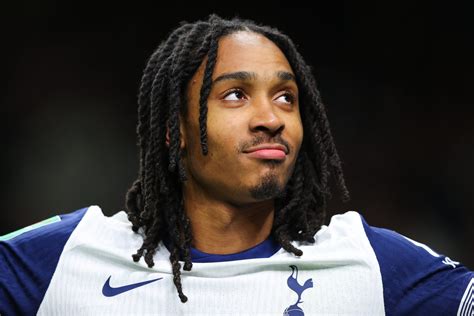 Djed Spence con maglia Tottenham