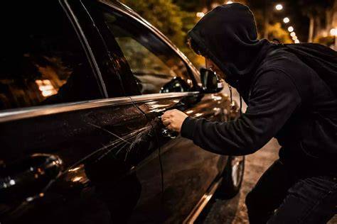 Giovane durante una corsa nelle campagne