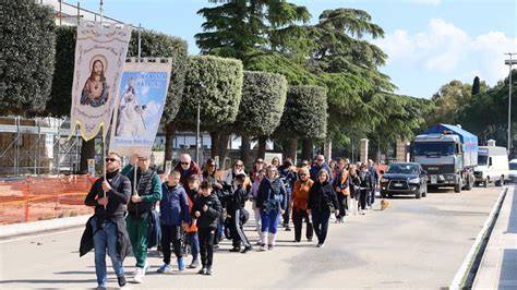 Fedeli in pellegrinaggio verso un santuario