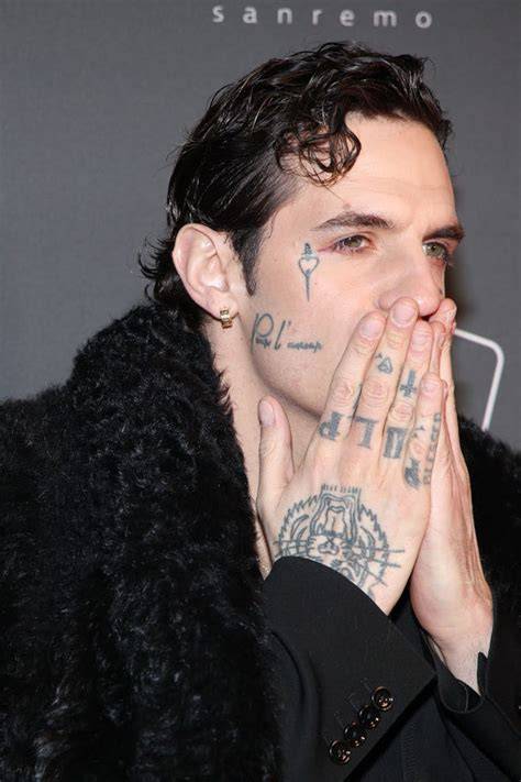 Cuore tatuato sotto occhio di Achille Lauro