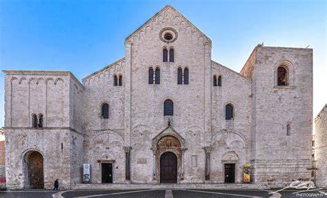 Facciata romanica Basilica San Nicola Bari