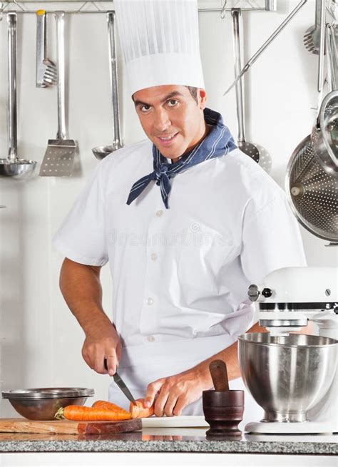 Ritratto giovane cuoco in cucina
