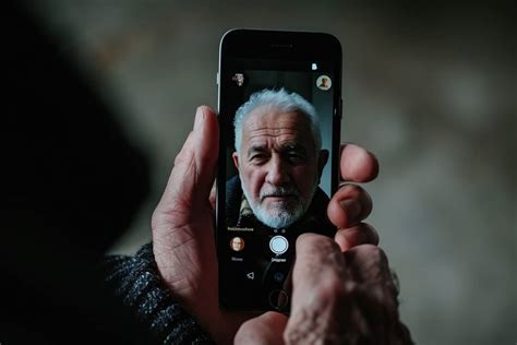 Avatar digitale di un defunto su smartphone