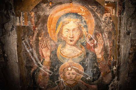 Affresco della Madonna nella catacomba