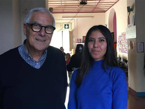 Fatima con bambini in doposcuola a Torino