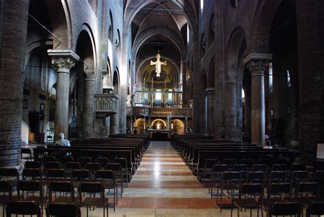 Interno chiesa tre navate colonnato
