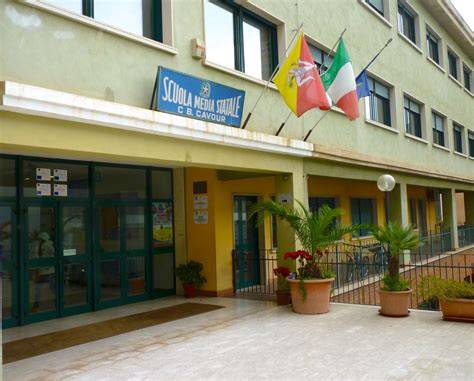 Ingresso scuola primaria Bartolo Longo Latiano