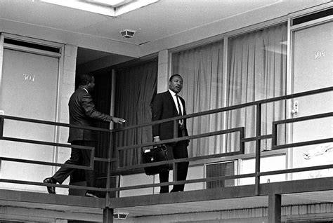 Martin Luther King sul balcone del Lorraine Motel