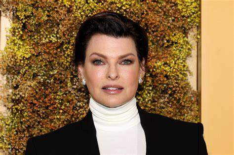 Linda Evangelista ritratto recente