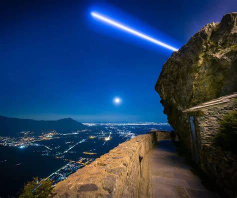 Spada di luce dalla Sacra di San Michele