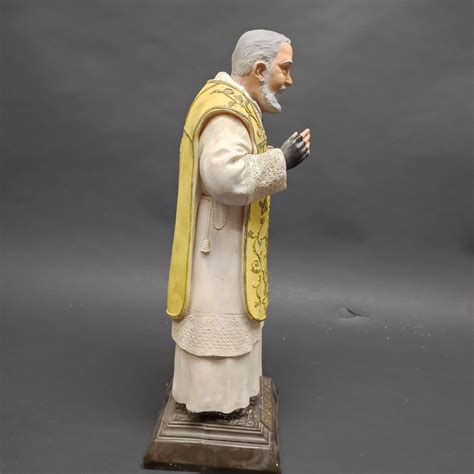 Statua di Padre Pio in gesso