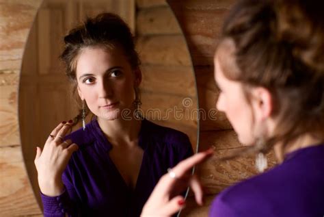 Persona davanti allo specchio con Bibbia