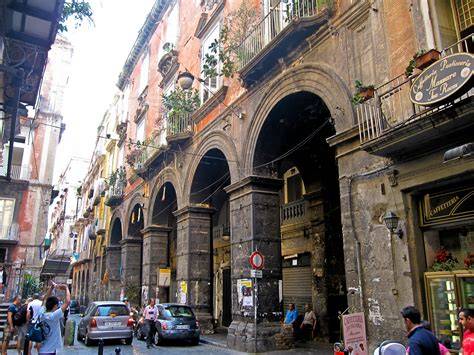 Palazzo storico nel centro di Napoli