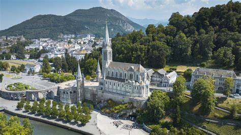 Panorama dei Pirenei vicino a Lourdes