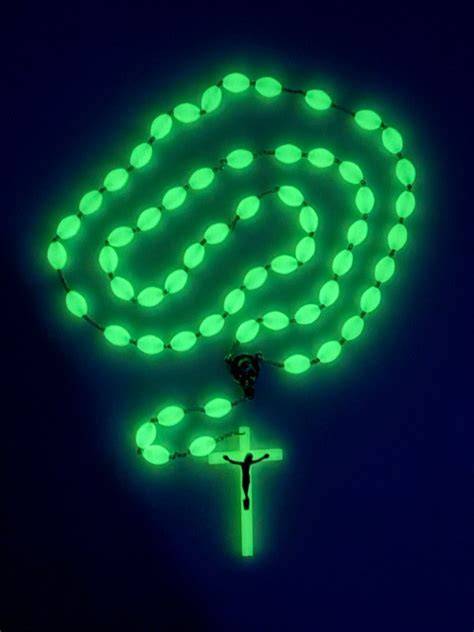 Rosario fluorescente con grani luminosi