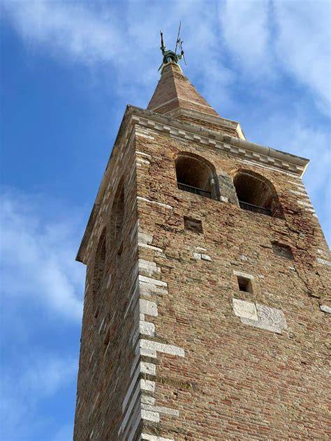 Testa della Berta sulla torre campanaria