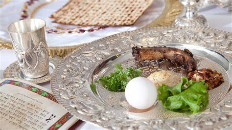 tavola del Seder con simboli pasquali