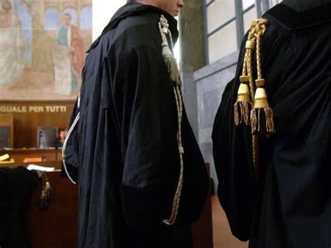Tribunale di Como e sostenitori sacerdote