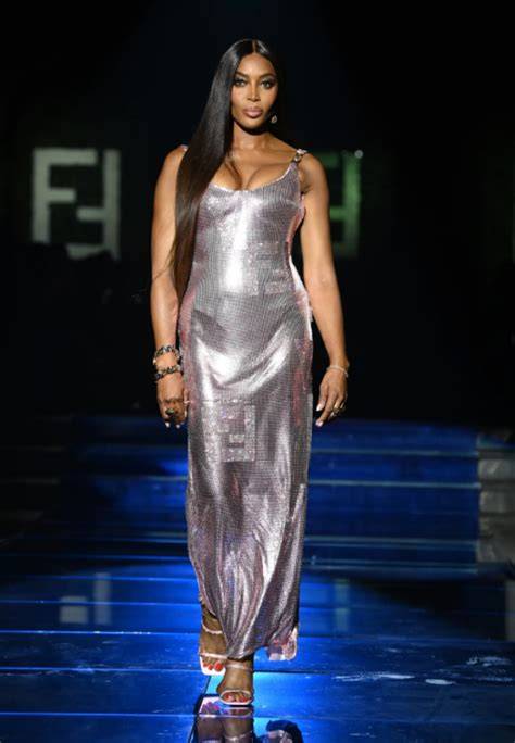 Lourd es Leon abito argento Versace passerella