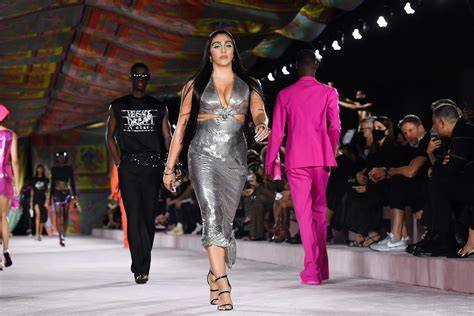 Beauty look fluo Lourdes Leon Versace