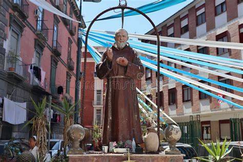 Statua di San Pio nella piazzetta