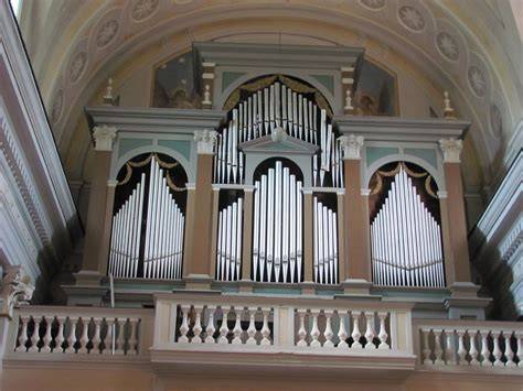 Organo a canne in chiesa mariana