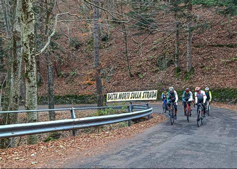 Ciclisti sulla salita del Colle Gallo