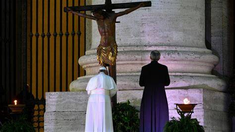 Papa Francesco prega davanti al Crocifisso