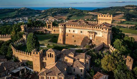 Via Giovanni Santi e borgo medievale di Gradara