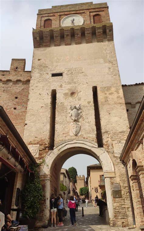Porta dell’Orologio e mura di Gradara