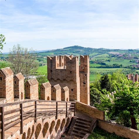 Camminamenti di ronda e panorama di Gradara
