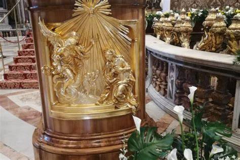Ambone e Bibbia nella celebrazione eucaristica