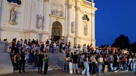 Giovani in preghiera nel santuario
