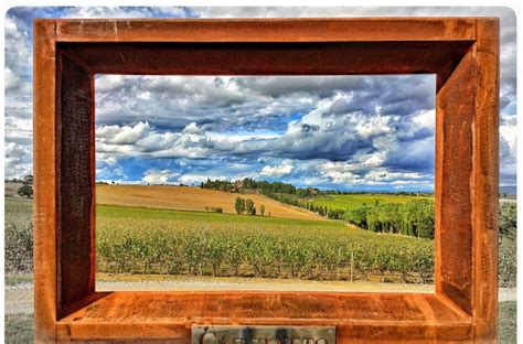Tabernacolo rurale tra i vigneti toscani