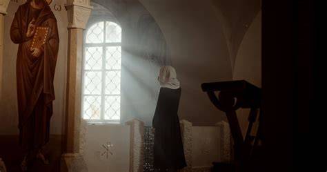 Suora carmelitana in preghiera silenziosa