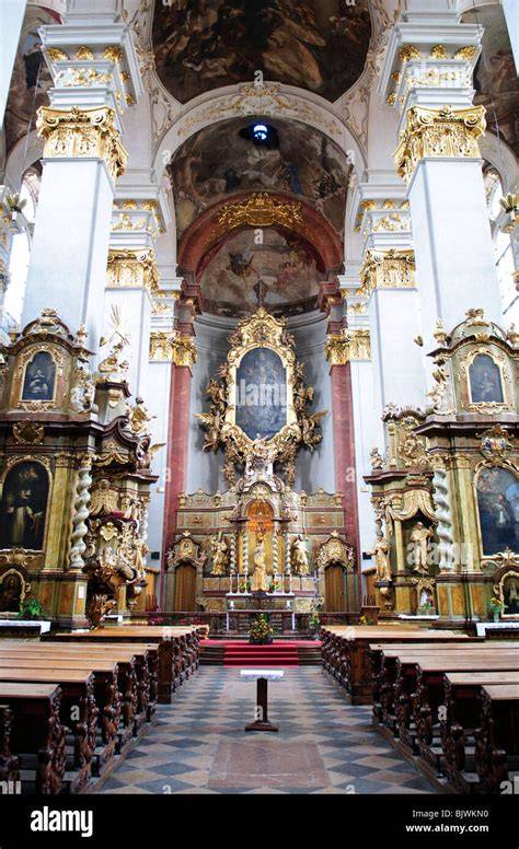 Interno barocco e altare del santuario
