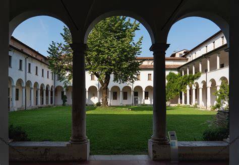 Chiostro medievale con hortus conclusus