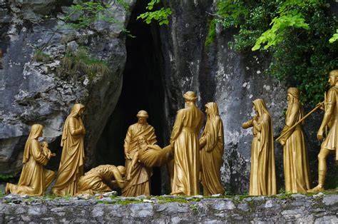Via Crucis sulle colline di Lourdes