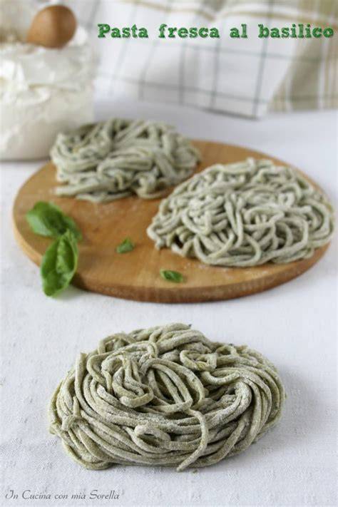 Preparazione della pasta fresca al basilico