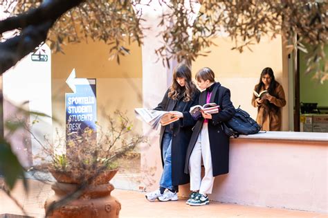 Studenti universitari attività collegiale