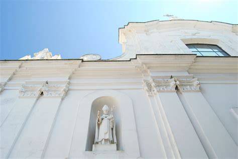 Don Carmine Del Gaudio nella chiesa di Capri