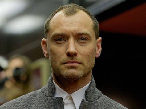 Jude Law nei panni di Pio XIII