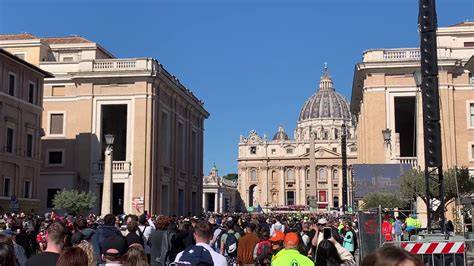 Folla di fedeli in Piazza San Pietro