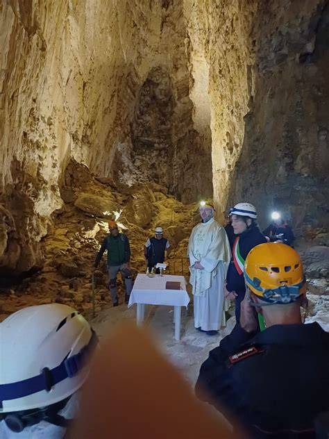 Grotta mariana durante celebrazione religiosa